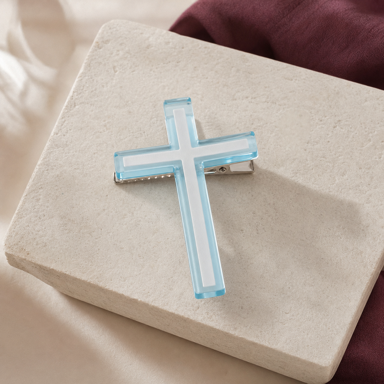 CosNova light cyan translucent cross hair clip with white inset and silver alligator grip
